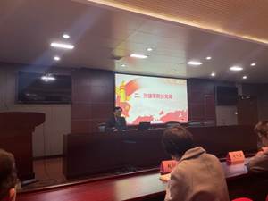 会议室里的人们 描述已自动生成